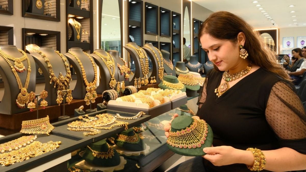 Gold-Silver Price: सोने में उछाल के बाद फिर गिरे भाव, चांदी हुई महंगी, जानिए लेटेस्ट रेट Gold price today 4 july , Silver rate India, Gold silver rate drop, 24k gold rate, silver price hike, gold market update, आज का सोना भाव, चांदी रेट 4 जुलाई