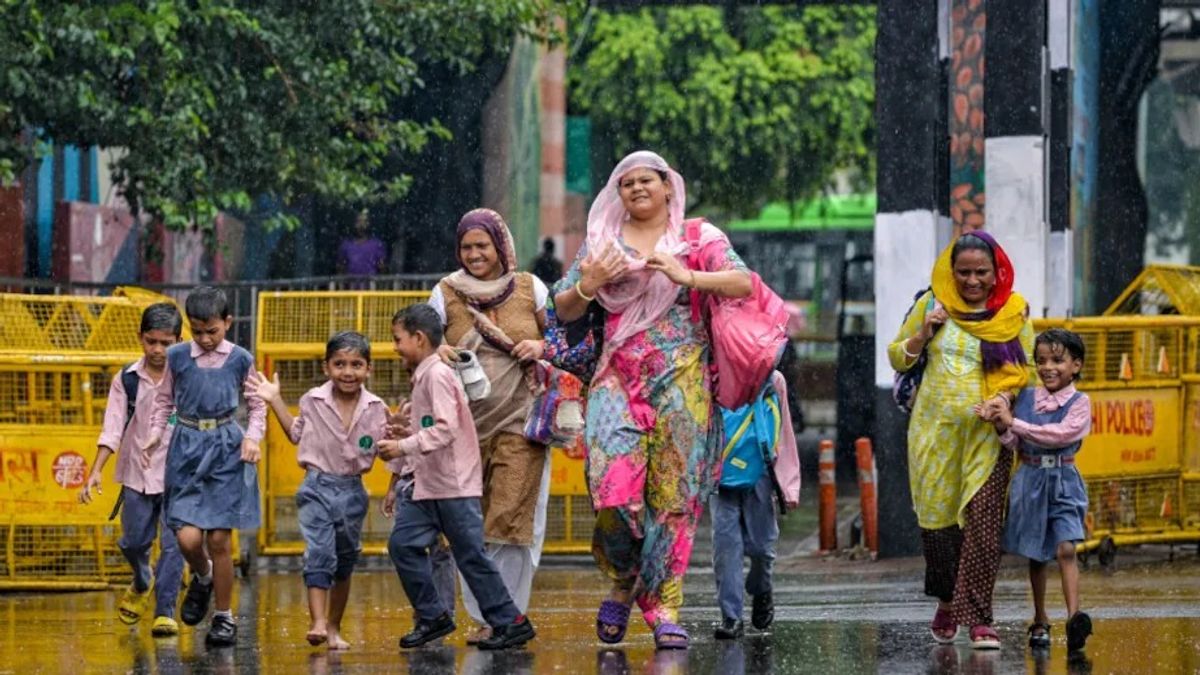 Delhi NCR Weather: दिल्ली-NCR में झमाझम बारिश के बाद तापमान में गिरावट, कई सड़कों पर जलभराव Delhi NCR barish today, Delhi rain alert 7 July, Mausam vibhag rain alert,