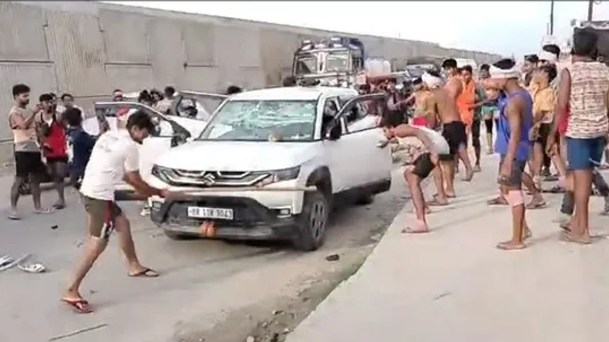 सावन के पहले दिन से कावड़ियों की दंबगई, हरिद्वार में तोड़ी कार, सोनीपत में युवक को गाड़ी से बाहर निकालकर पीटा हरिद्वार के पास गाड़ी तोड़ते कांवड़िये.