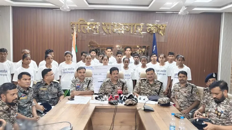 सुकमा में 23 इनामी नक्सलियों का आत्मसमर्पण