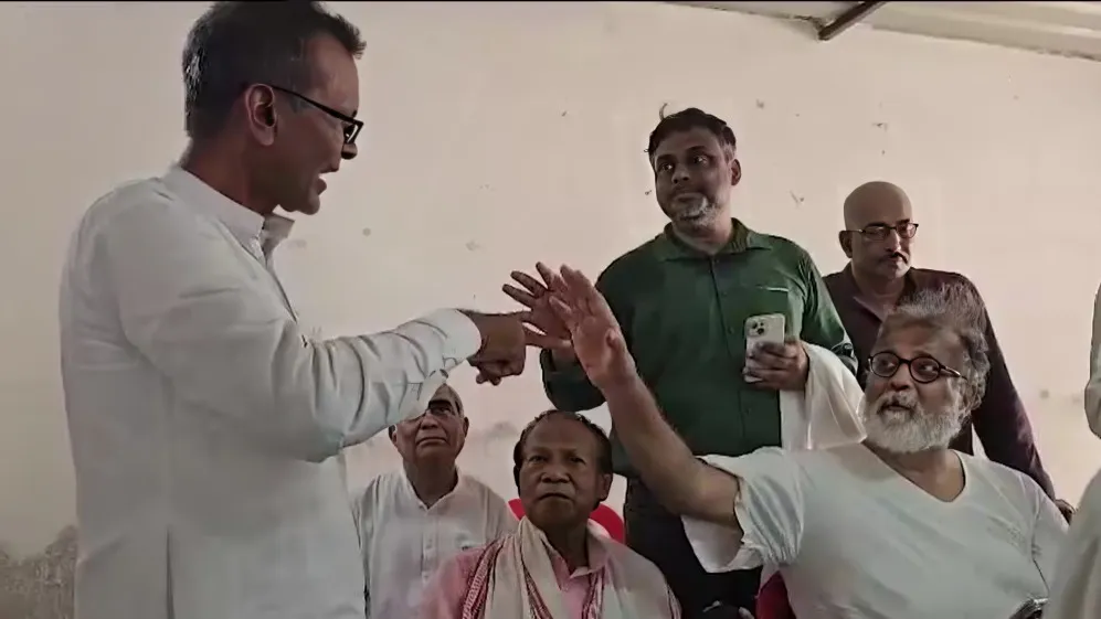 चंपारण सभा में तुषार गांधी और मुखिया के बीच बहस की तस्वीर