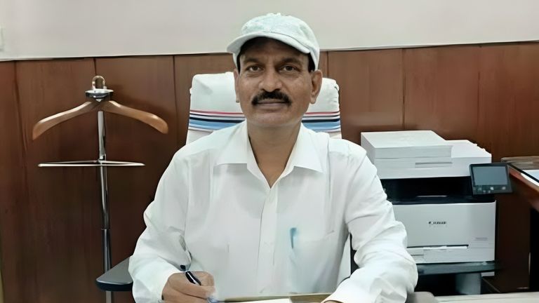 सीएम नीतीश के भरोसेमंद IAS दिनेश राय ने लिया VRS, JDU के टिकट पर लड़ सकते हैं चुनाव नीतीश कुमार के करीबी IAS दिनेश राय ने लिया VRS, JDU से लड़ सकते हैं चुनाव