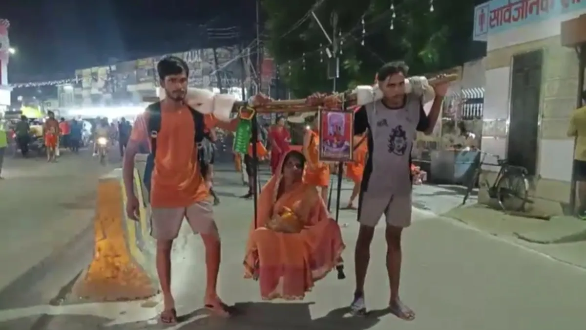 मां को कांवड़ में बिठाकर हरिद्वार से दिल्ली तक पैदल यात्रा करते बेटे