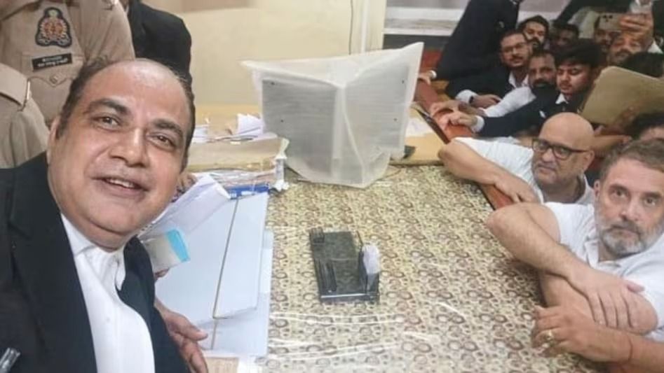 जज या वकील? राहुल गांधी के साथ लखनऊ की अदालत में तस्वीर लेना वाला शख्स कौन, सच्चाई आई सामने Rahul Gandhi