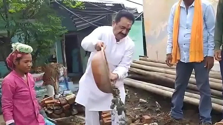 'एक तसला और डालो फोटो नहीं आई', 6 फीट गहरे गड्ढे में गिरा शख्स कौन है? वायरल Video की सच्चाई आई सामने Shiwani