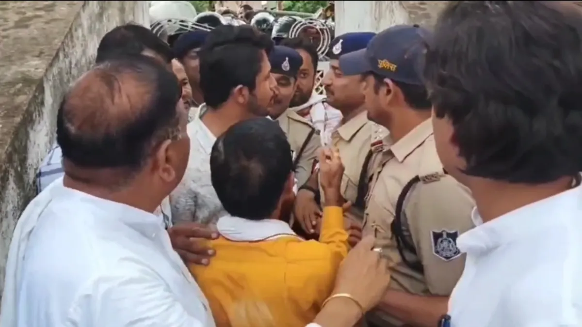 विधायक अभिजीत शाह और पुलिस के बीच हाथ पकड़ने को लेकर विवाद