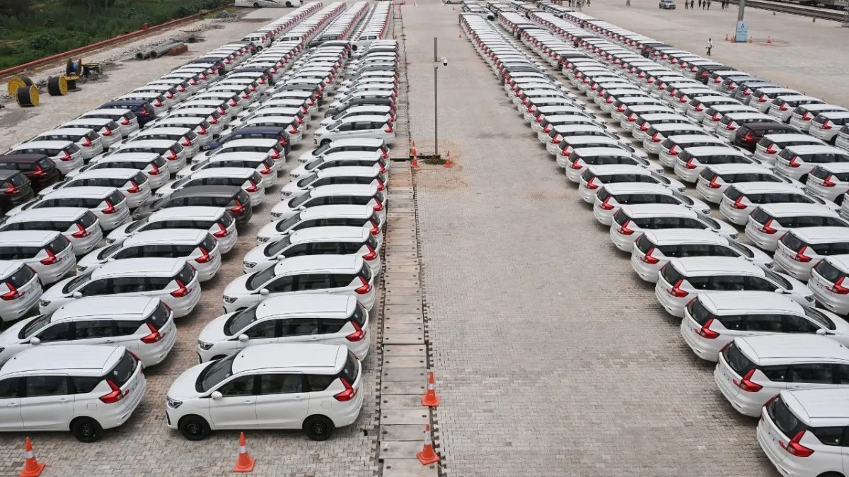 Car sales drop India, June 2025 car discounts, XUV700 offer, Maruti Swift discount, Auto sector slowdown