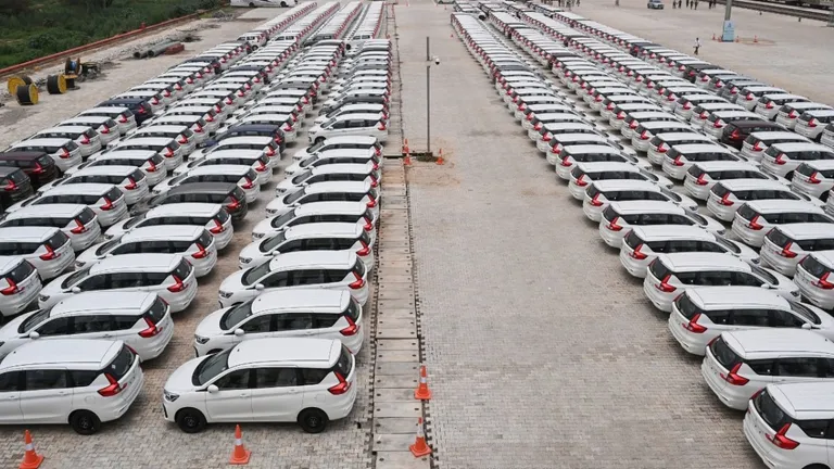 जून में गाड़ियों की बिक्री हुई धड़ाम, ऑटो इंडस्ट्री में बंपर डिस्काउंट्स की तैयारी Car sales drop India, June 2025 car discounts, XUV700 offer, Maruti Swift discount, Auto sector slowdown