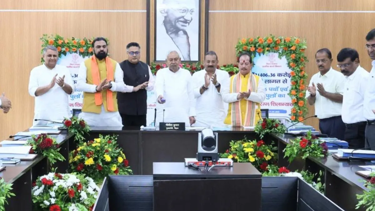 बिहार में ग्रामीण इलाकों के लिए सड़क और पुल निर्माण योजना का शिलान्यास करते मुख्यमंत्री नीतीश कुमार