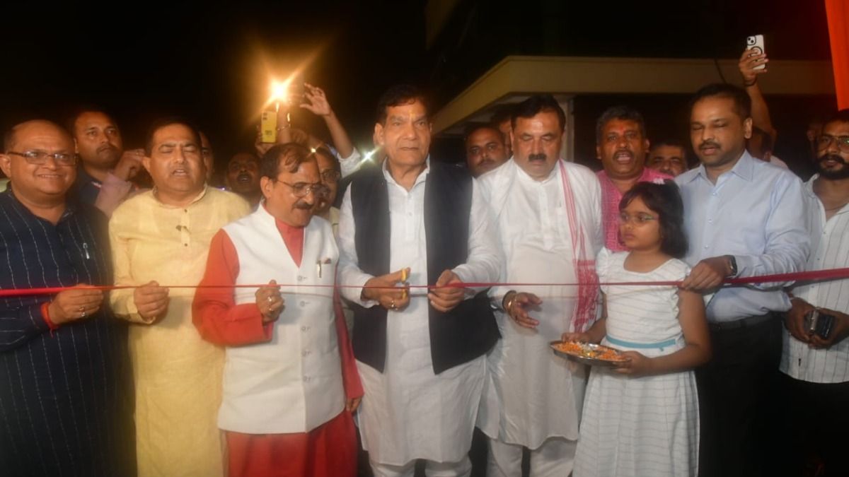 मुरादाबाद में जनता से संवाद करने पहुंचे थे ऊर्जा मंत्री एके शर्मा...तभी चली गई बिजली, अब अफसरों पर हो गया बड़ा एक्शन ak-sharma-program 5-officials-suspended