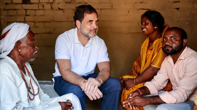 राहुल गांधी ने दिया 'माउंटेन मैन दशरथ मांझी' के परिवार को दिया बड़ा तोहफा! मिट्टी के घर को बनावा रहे है पक्का Rahul Gandhi meets dashrath manjhi granddaughter anshu kumari