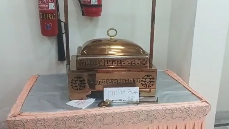 बिहार में 'मटन पार्टी' ने फिर मचाया बवाल, मानसून सत्र के बाद NDA के भोज का वीडियो हो रहा वायरल बिहार विधानसभा के मानसून सत्र के बाद NDA के भोज का वीडियो वायरल
