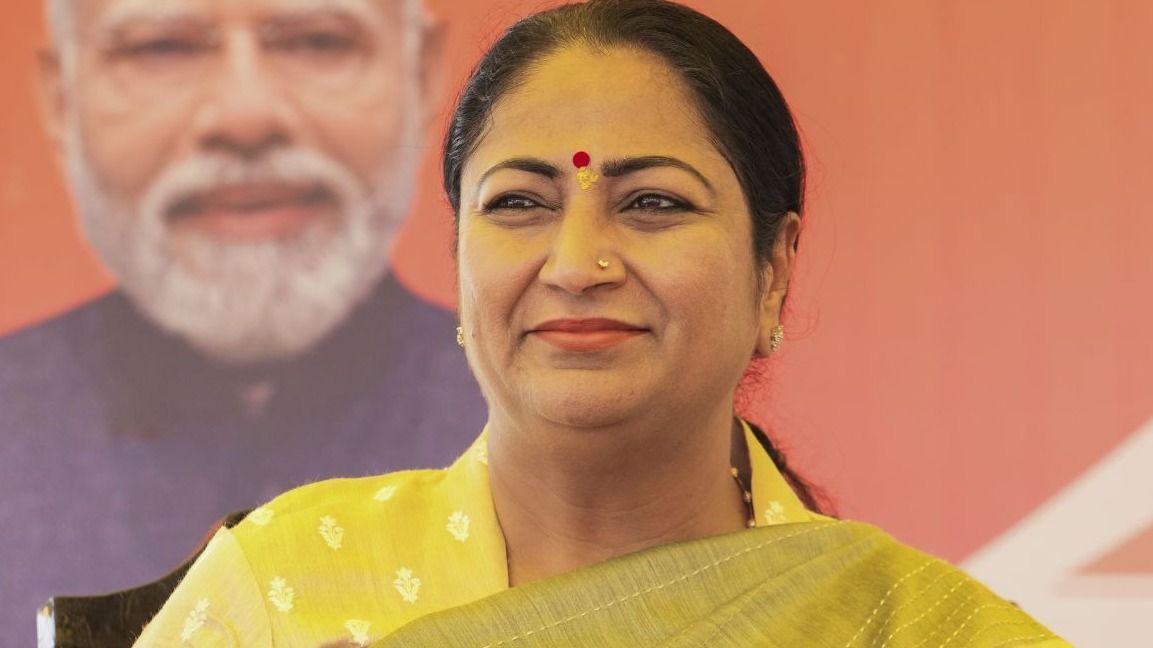 दिल्ली सरकार ने छात्रों और खिलाड़ियों को दिए इनाम और लैपटॉप