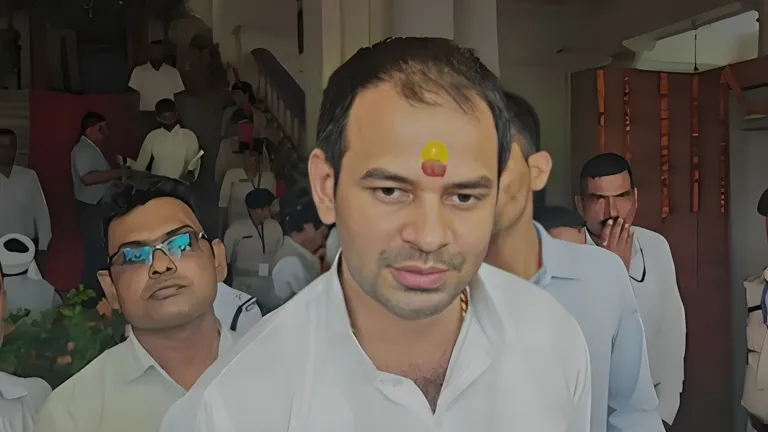 सदन में विपक्ष के काले कपड़ों के बीच सफेद कुर्ते में क्यों पहुंचे तेज प्रताप? खुद बताई वजह बिहार विधानसभा में सफेद कुर्ता पहनकर पहुंचे तेज प्रताप यादव