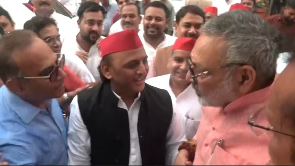 Akhilesh yadav and Giriraj Singh Meeting