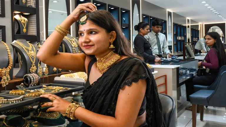 gold silver price today: रेट का नया रिकॉर्ड बनाने के बाद औंधे मुंह गिरा सोना, चांदी भी हुई सस्ती Gold price record high, Silver rate today, Gold silver price drop, US Japan trade deal, IBJA gold rate, सोना चांदी भाव, आज का सोना रेट,