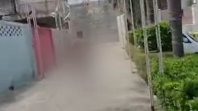 होटल रूम में आपत्तिजनक हालत में पकड़ी गई पत्नी तो बिना कपड़ों के ही भागाने लगा प्रेमी, वीडियो हुआ वायरल Hapur Hotel Viral Video