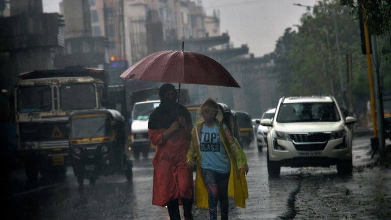 Bihar Weather Report: सीतामढ़ी से दरभंगा तक, इन 19 जिलों में भयंकर होगी बारिश, IMD का बड़ा Alert UP Monsoon Update