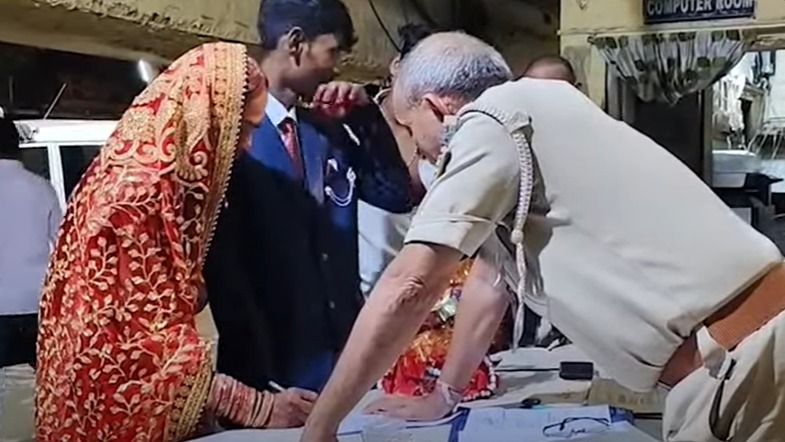 हो रहा था सिंदूरदान... तभी मंडप में घुसी पुलिस और दूल्हा-दुल्हन को उठा ले गई, जानें क्या है पूरा मामला 