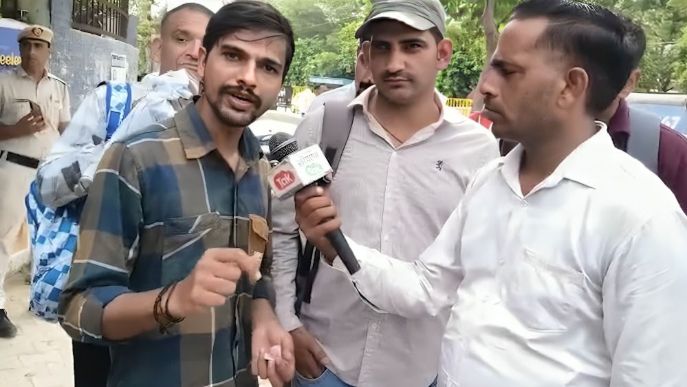 Haryana CET 2025: जींद में परीक्षा सेंटर पर पत्नी का उतारवाया मंगलसूत्र तो भड़क गया पति, वीडियो वायरल