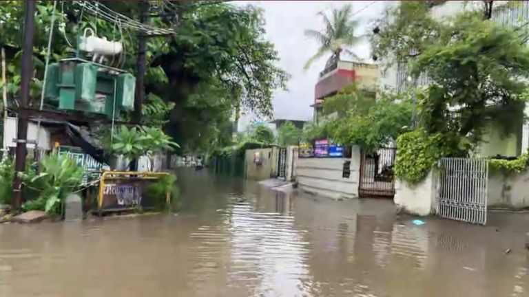 बिहार में मौसम का बदला मिजाज, पटना के कई इलाकों में भरा पानी, राज्य के 26 जिलों के लिए यलो अलर्ट जारी पटना में भारी बारिश के बाद जलजमाव की स्थिति, रेलवे ट्रैक डूबे