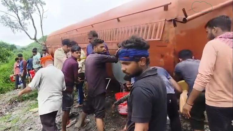 MP में सड़क किनारे पलटा डीजल टैंकर, गैलन-बाल्टी लेकर लूटने पहुंचे लोग! वीडियो हुआ वायरल MP Viral Video