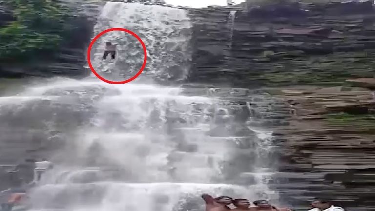 वॉटरफॉल की चोटी पर चढ़ा युवक, तभी फिसला पैर और 65 फीट नीचे जा गिरा, रोंगटे खड़े कर देगा हादसे का वीडियो chhattisgarh viral news