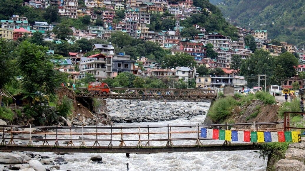 बद्रीनाथ में बारिश का कहर: लगातार बढ़ा रहा है अलकनंदा नदी का जलस्तर, ब्रह्मकपाल शिला तक पहुंचा पानी