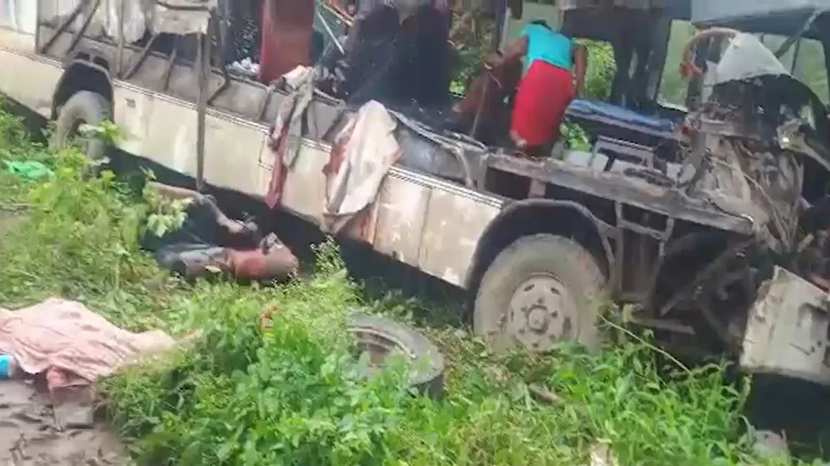 झारखंड के देवघर में बड़ा सड़क हादसा