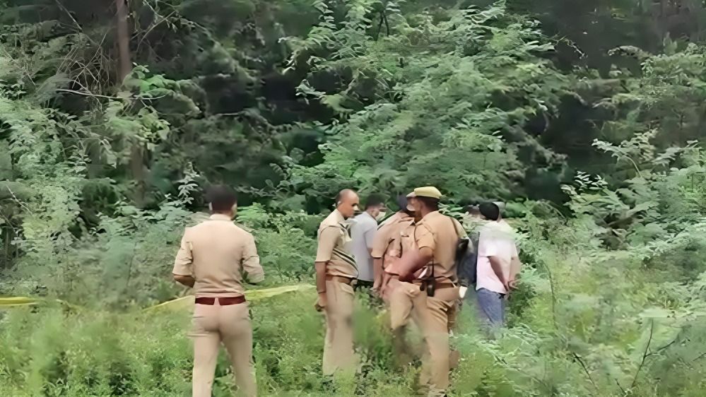 उत्तर प्रदेश के फतेहपुर में महिला की हत्या के बाद घटनास्थल की तस्वीर
