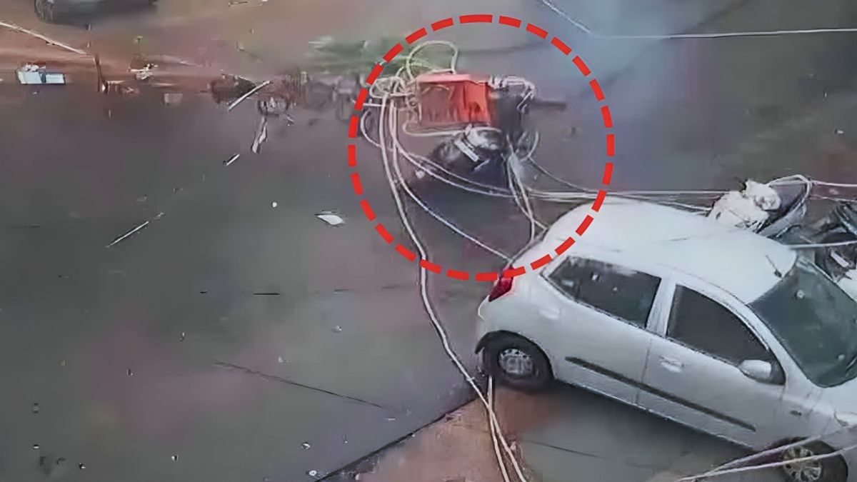 दिल्ली में स्कूटी सवार महिला पर अचानक गिर गया बिजली का खंभा, खौफनाक CCTV वीडियो आया सामने delhi road accident
