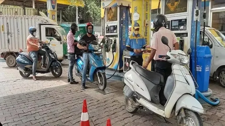 दोपहिया वाहनों को बिना हेलमेट नहीं मिलेगा पेट्रोल, भोपाल-इंदौर में 1 अगस्त से नियम लागू! NewsTak