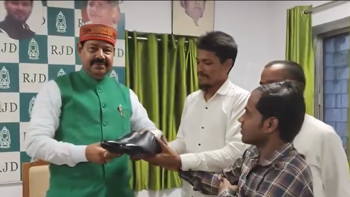 मनेर विधायक भाई वीरेंद्र को समर्थकों ने भेंट किया जूता, बोले-...पदाधिकारी जिनके कारण काम नहीं होता है उनको सम्मानित कीजिएगा मनेर विधायक भाई वीरेंद्र को समर्थकों ने दिया जूता, जानिए पूरा मामला