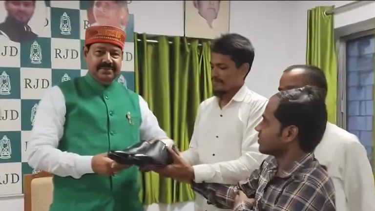 मनेर विधायक भाई वीरेंद्र को समर्थकों ने भेंट किया जूता, बोले-...पदाधिकारी जिनके कारण काम नहीं होता है उनको सम्मानित कीजिएगा मनेर विधायक भाई वीरेंद्र को समर्थकों ने दिया जूता, जानिए पूरा मामला
