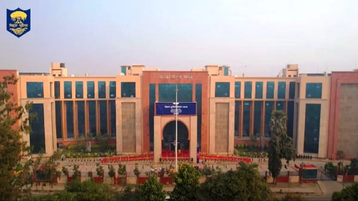 बिहार के नए ईको फ्रेंडली पुलिस थाने में सोलर पैनल लगे भवन की तस्वीर