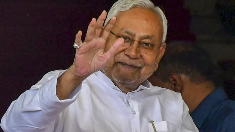 बिहार में नीतीश कुमार का एक और बड़ा दांव, शिक्षा विभाग में काम करने वाले 3 वर्ग की सैलेरी हुई दोगुनी नीतीश कुमार ने शिक्षा विभाग के रसोइयों, रात्रि प्रहरियों और शारीरिक शिक्षा अनुदेशकों की सैलरी दोगुनी की