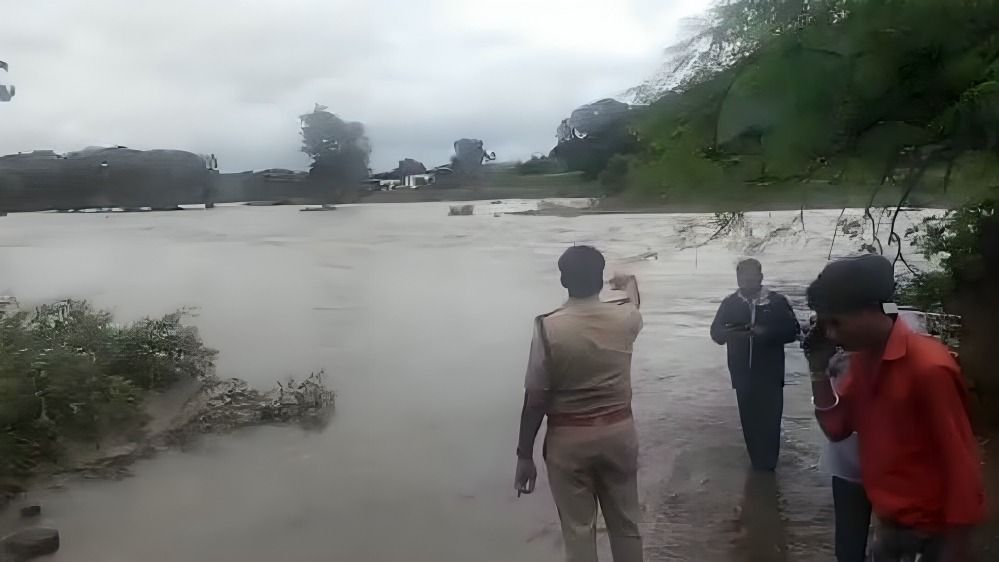 बाढ़ में डूबे चाचा-भतीजा