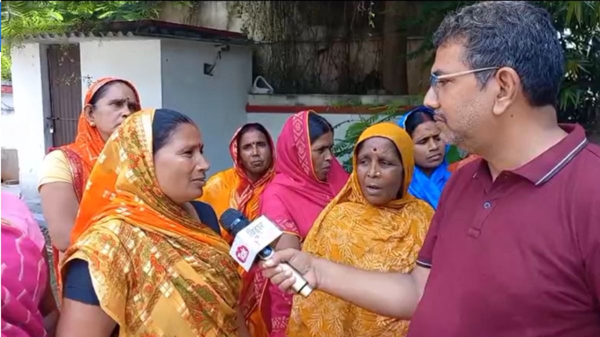 बिहार समस्तीपुर में रसोइयों का विरोध प्रदर्शन, 26000 वेतन की मांग करते हुए महिलाएं