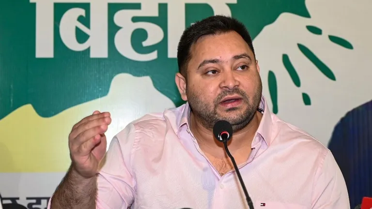 तेजस्वी यादव का दांव पड़ा उल्टा? दूसरे वोटर कार्ड की जांच में जुटा चुनाव आयोग, फर्जीवाड़े का शक! NewsTak