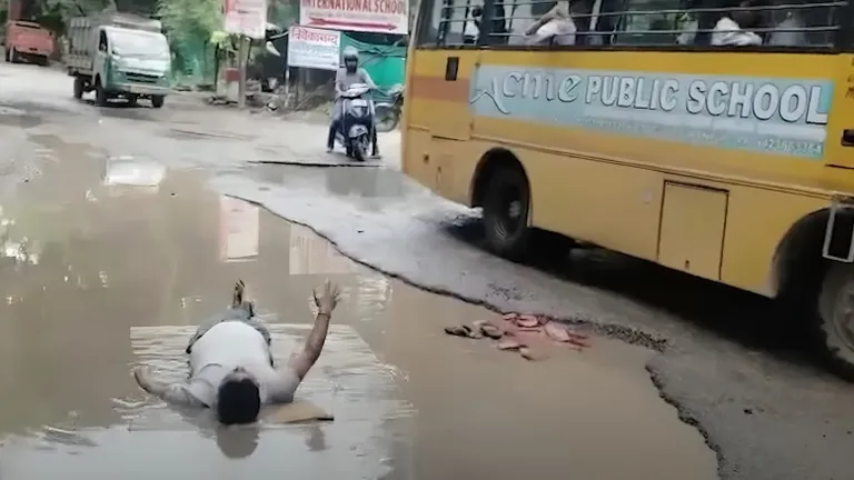 कानपुर में कीचड़ पर लेटकर विरोध प्रदर्शन करने वाला शख्स कौन? सामने आई गई पूरी कहानी Kanpur Viral Video