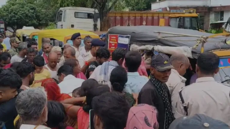 भागलपुर में भीषण सड़क हादसा, डीजे वैन के पलटने से गई 5 कांवरियों की जान, 4 घायल भागलपुर में डीजे वैन पलटने से कांवरियों की मौत, सड़क पर मची अफरातफरी