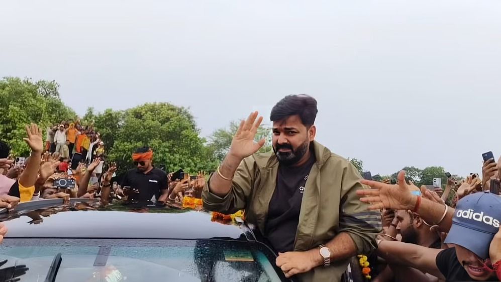 फैंस की भीड़ में फंसे पवन सिंह, बाढ़ प्रभावित गांव नहीं पहुंच सके