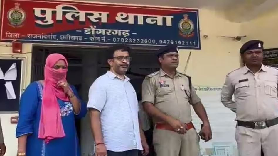 बैंक में भी सेफ नहीं आपके रुपये, छत्तीसगढ़ में बैंक कर्मचारी ने 43 कस्टमर्स के उड़ा डाले करोड़ों रुपये, पत्नी समेत गिरफ्तार बैंक कर्मी और उसकी पत्नी गिरफ्तार (Photo: ITG)