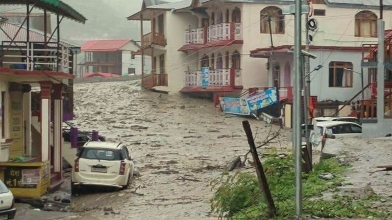 उत्तराखंड में बारिश का तांडव, आज 7 जिलों में स्कूल बंद, मौसम विभाग ने जारी किया अलर्ट Uttarakhand, Uttarakhand news, Uttarkashi Cloud Burst, Uttarkashi, Uttarkashi latest news, Dharali Village, Flood, Gangotri Dham, Uttarakhand, Uttarkashi cloudburst, cloudburst in Uttarakhand today, Uttarkashi disaster news