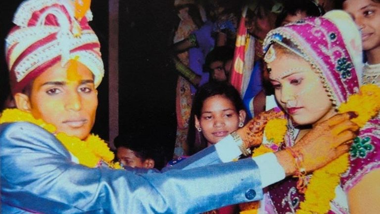 भरतपुर के अनूप ने शादी के बाद पत्नी को मजदूरी करके खूब पढ़ाया, सरकारी टीचर बनते ही बीवी ने छोड़ा! Bharatpur