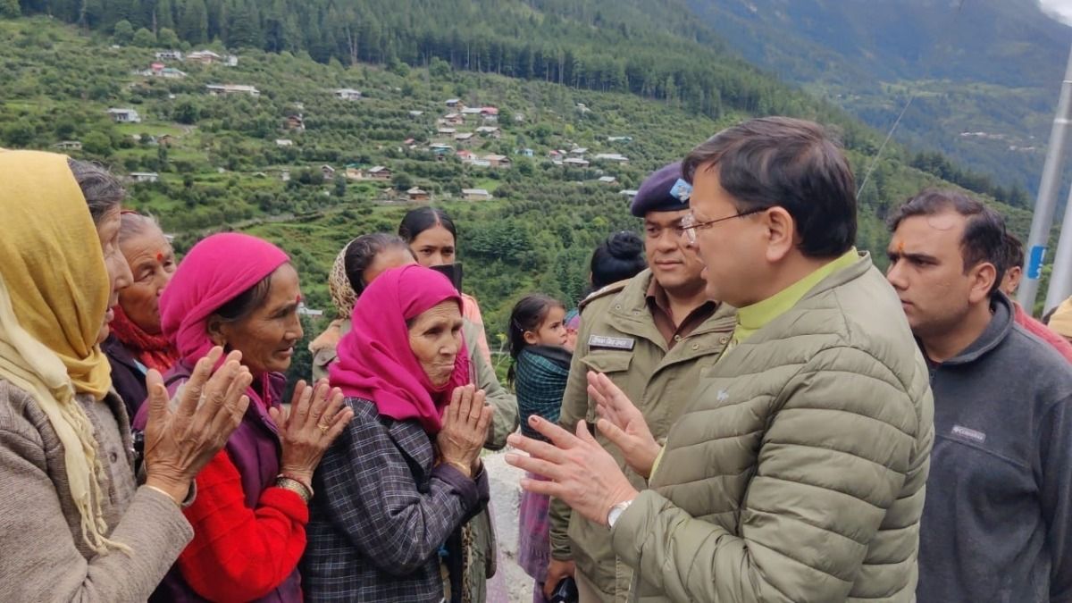 उत्तरकाशी में आपदा के बीच धराली पहुंचे CM धामी, खुद  ग्राउंड जीरो पर जाकर लिया हालात का जायजा