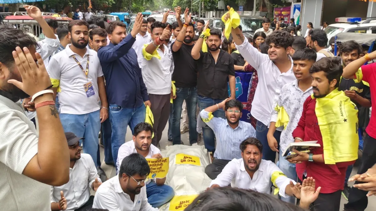ASAP छात्रों ने दिल्ली विश्वविद्यालय में एसएससी घोटाले के खिलाफ किया प्रदर्शन