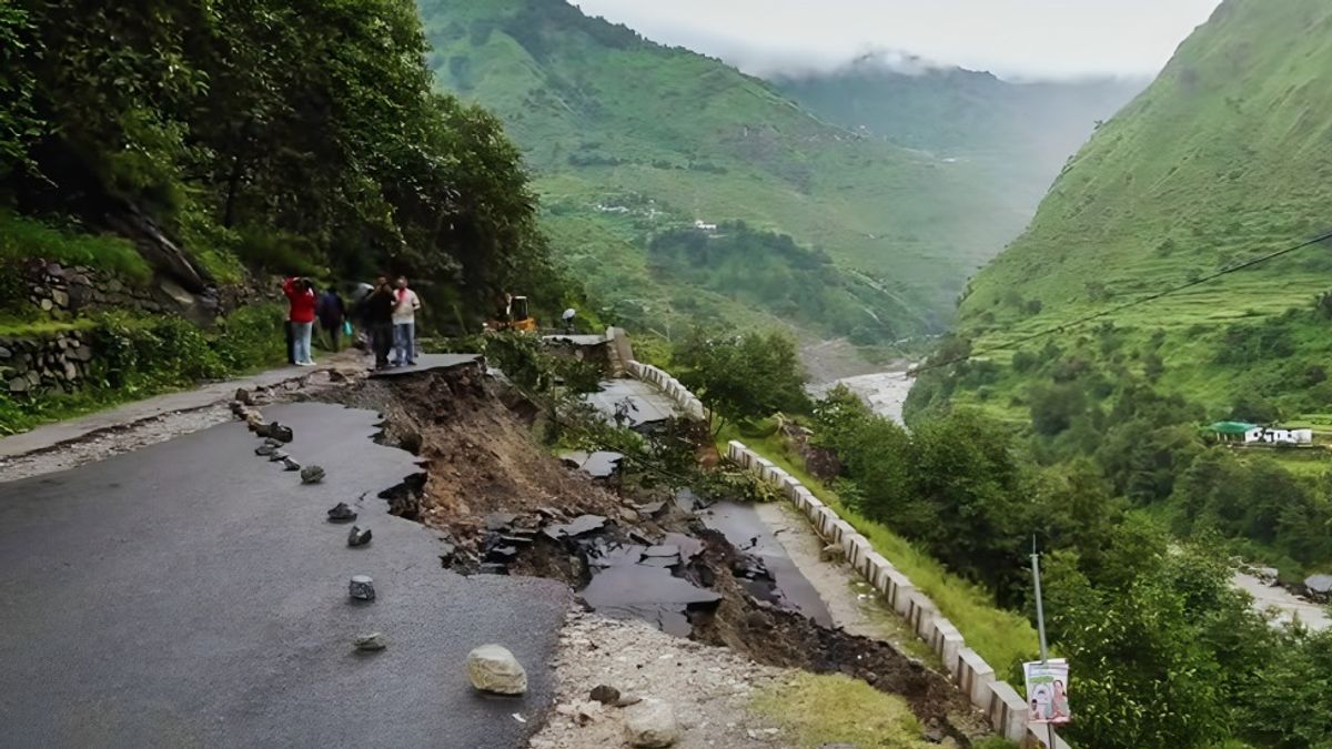 Uttarakhand Flash Floods: धराली में तबाही के बाद रेस्क्यू ऑपरेशन तेज, पहला सड़क मार्ग खुला, 11 जवान और 70 लोग अब भी लापता Uttarakhand Flash Floods: