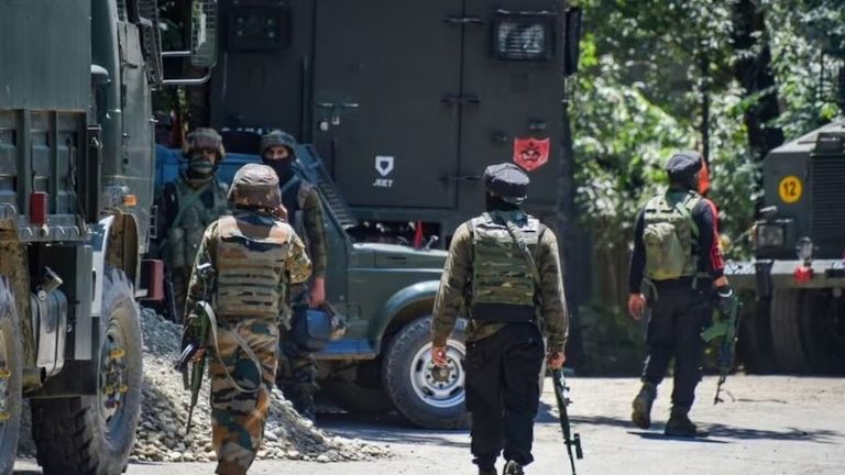 कुलगाम में बीती रात हुई जमकर गोलीबारी, 1 आतंकी ढेर तो वहीं 2 जवान शहीद, 'ऑपरेशन अखल' का 9 वां दिन कुलगाम ऑपरेशन अखल में मुठभेड़, 1 आतंकी ढेर, 2 जवान शहीद