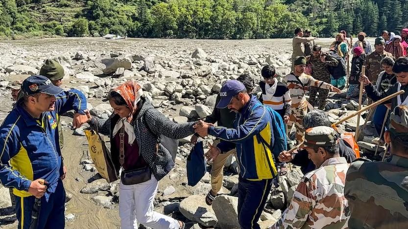 उत्तरकाशी में अब तक बचाए गए 700 लोग,₹5000 के मुआवजा चेक पर भड़के पीड़ित, लेने से किया इंकार राहत और बचाव का काम जारी